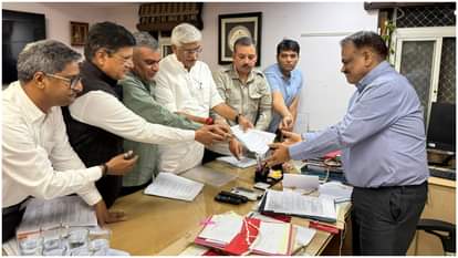 Rajasthan Poll 2023: सीएम गहलोत के नामांकन पत्र को लेकर BJP पहुंची निर्वाचन आयोग, दो केस छिपाने का लगाया आरोप Rajasthan Election 2023 BJP complains to Election Commission against Ashok Gehlot nomination papers