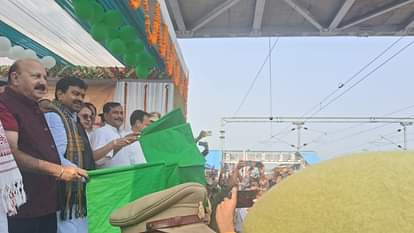 UP: मैलानी-शाहगढ़ के बीच ट्रेन का संचालन शुरू, केंद्रीय राज्यमंत्री टेनी ने हरी झंडी दिखाकर किया रवाना Train starts between Mailani-Shahgarh in Lakhimpur kheri
