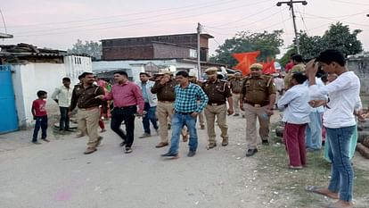 Video: मस्जिद के बगल से मूर्ति विसर्जन के लिए निकलने पर विवाद, छावनी में तब्दील हुआ गांव; फोर्स तैनात Dispute between two communities during idol immersion in Maharajganj police forces deployed from several polic