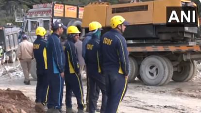 Uttarkashi Tunnel Collapse: टनल में फंसीं 40 जिंदगियां... अब 900 MM की स्टील पाइप डालकर निकालने का प्रयास Uttarakhand Tunnel Collapse: Rescue Operation Underway 40 Labourers Trapped Tunnel Yamunotri National Highway