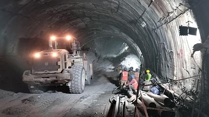 Uttarkashi Tunnel Collapse: टनल में फंसीं 40 जिंदगियां... अब 900 MM की स्टील पाइप डालकर निकालने का प्रयास Uttarakhand Tunnel Collapse: Rescue Operation Underway 40 Labourers Trapped Tunnel Yamunotri National Highway