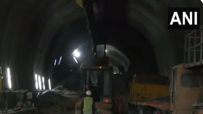 Uttarkashi Tunnel Collapse: टनल में फंसीं 40 जिंदगियां... अब 900 MM की स्टील पाइप डालकर निकालने का प्रयास Uttarakhand Tunnel Collapse: Rescue Operation Underway 40 Labourers Trapped Tunnel Yamunotri National Highway