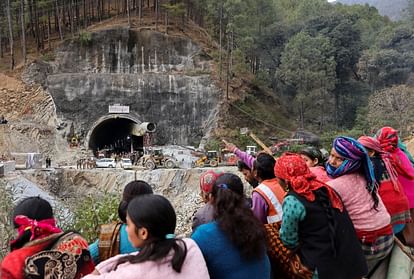 Uttarkashi Tunnel Rescue: अंधेरी सुरंग में 400 घंटे, कभी धैर्य डगमगाया... कभी बहे आंसू, फिर हौसले से जीती जंग Uttarkashi Tunnel Rescue Operation Silkyara workers trapped in tunnel Full story of 17 Days and see photos