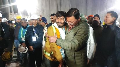 Uttarkashi Tunnel Rescue: अंधेरी सुरंग में 400 घंटे, कभी धैर्य डगमगाया... कभी बहे आंसू, फिर हौसले से जीती जंग Uttarkashi Tunnel Rescue Operation Silkyara workers trapped in tunnel Full story of 17 Days and see photos
