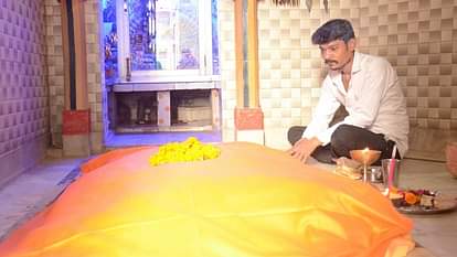 UP: पिता की अंतिम इच्छा की पूरी...मौत के बाद घर के अंदर बेटे ने बनाई समाधि; संतों से विधिवत करवाई पूजा UP: Father last wish fulfilled..After death, son built Samadhi inside the house; ritual worship done saints