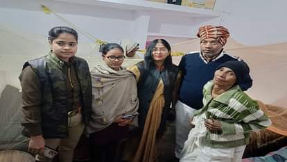 अश्रुधारा के बीच मां-बेटे का संगम : संगम तट पर दरोगा बेटे से बिछड़ी मां को सोशल मीडिया ने मिलाया Meeting of mother and son amidst tears: Social media reunites mother separated from her son on the banks of Sa
