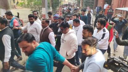 Bihar News : भोजपुरी स्टार पवन सिंह पहुंचे कोर्ट, पत्नी पर लगाया आरोप, बोले- अवैध संबध था, नशा भी करती है Bihar News : Bhojpuri star Pawan Singh reached Arrah Civil Court, accused his wife; divorce case, bhojpur