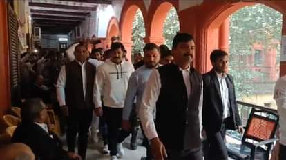 Bihar News : भोजपुरी स्टार पवन सिंह पहुंचे कोर्ट, पत्नी पर लगाया आरोप, बोले- अवैध संबध था, नशा भी करती है Bihar News : Bhojpuri star Pawan Singh reached Arrah Civil Court, accused his wife; divorce case, bhojpur