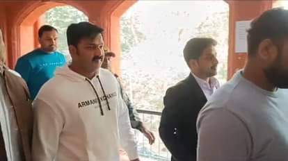 Bihar News : भोजपुरी स्टार पवन सिंह पहुंचे कोर्ट, पत्नी पर लगाया आरोप, बोले- अवैध संबध था, नशा भी करती है Bihar News : Bhojpuri star Pawan Singh reached Arrah Civil Court, accused his wife; divorce case, bhojpur