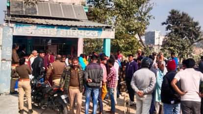 Kushinagar: मृत महिला को जिंदा बताकर किया रेफर, परिजनों ने किया हंगामा; अस्पताल छोड़कर भागे कर्मचारी Dead woman referred as alive family members created ruckus