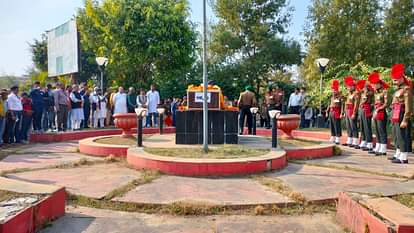 Bihar: ‘होली पर आएंगे तो पक्का घर बनवाएंगे', जवान वादा करके गया लेकिन शहीद हो गया; पढ़ें पूरी खबर... Mortal remains of Nawada soldier Chandan Kumar martyred in terrorist attack in Poonch, reached Gaya airport