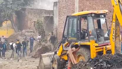 Meerut: विवादित भूमि पर कब्जे को लेकर दो पक्षों में खूनी संघर्ष, जमकर मारपीटए पुलिस ने हटवाया अवैध कब्जा Meerut: Bloody conflict between two parties over possession of disputed land, fierce fighting, police removed