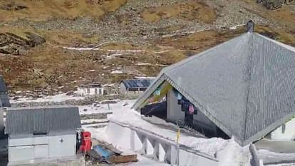 Snowfall: बर्फ से ढका हेमकुंड साहिब...गोविंद घाट से सात किमी की दूरी तक तीन फीट बर्फ जमीं, वीडियो में देखें Hemkund Sahib covered with 2-3 feet of snow up to a distance of 7 km from Govind Ghat Uttarakhand Weather