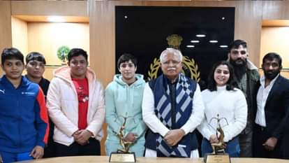 Haryana News: अर्जुन अवार्डी खिलाड़ियों को सीएम ने किया सम्मानित, बोले- गांवों में खेल ढांचा किया जाएगा मजबूत Haryana CM Manohar Lal honored Arjun Awardee players
