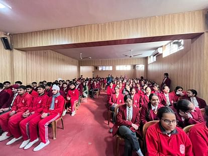 पुलिस की पाठशाला: डीएसपी ने बच्चों को सिखाया कानून का पाठ, कहा- वर्दी की नौकरी के लिए अभी से करनी होगी तैयारी Amar Ujala Police Ki Pathshala 2024 in dehradun Doon International School