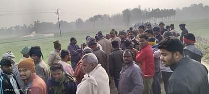 Deoria News: देवरिया में सड़क किनारे मिला दीवान का शव, जांच में जुटी पुलिस Diwan body found on roadside in Deoria police engaged in investigation