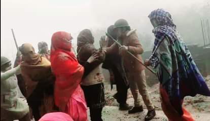 साबुद्दीन हत्याकांड: खुलासा न होने पर सड़क पर उतरे गुस्साए परिजन, पुलिस ने बरसाईं लाठियां, महिलाओं से खींचातान Sabuddin murder case was not revealed, family members created ruckus and police beat with sticks in Baghpat