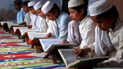 यूपी:                                    किसी भी बोर्ड से मान्यता न लेने वाले मदरसे होंगे बंद, छात्र-छात्राओं का सरकारी स्कूलों में होगा प्रवेश