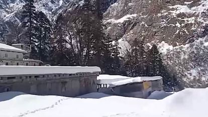 Snowfall: बर्फ से ढका हेमकुंड साहिब...गोविंद घाट से सात किमी की दूरी तक तीन फीट बर्फ जमीं, वीडियो में देखें Hemkund Sahib covered with 2-3 feet of snow up to a distance of 7 km from Govind Ghat Uttarakhand Weather