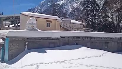 Snowfall: बर्फ से ढका हेमकुंड साहिब...गोविंद घाट से सात किमी की दूरी तक तीन फीट बर्फ जमीं, वीडियो में देखें Hemkund Sahib covered with 2-3 feet of snow up to a distance of 7 km from Govind Ghat Uttarakhand Weather