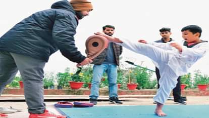 छोटे बच्चों में बढ़ा क्रेज: ताइक्वांडो बढ़ा रही धार...नन्हीं बिटियां बन रहीं दमदार Taekwondo is increasing its edge...little girls are becoming strong