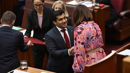 Australia: भारतीय मूल के वरुण घोष ने बनाया इतिहास, भगवद् गीता पर शपथ लेने वाले पहले सीनेटर बने World Updates: Indian-origin barrister becomes first Australian Senator take oath of office on Bhagavad Gita