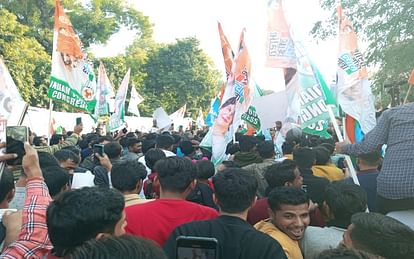 भारत जोड़ो न्याय यात्रा : प्रयागराज पहुंचे राहुल गांधी, यात्रा में उमड़ी भारी भीड़ Bharat Jodo Nyay Yatra: Rahul Gandhi reached Prayagraj, huge crowd gathered during the yatra