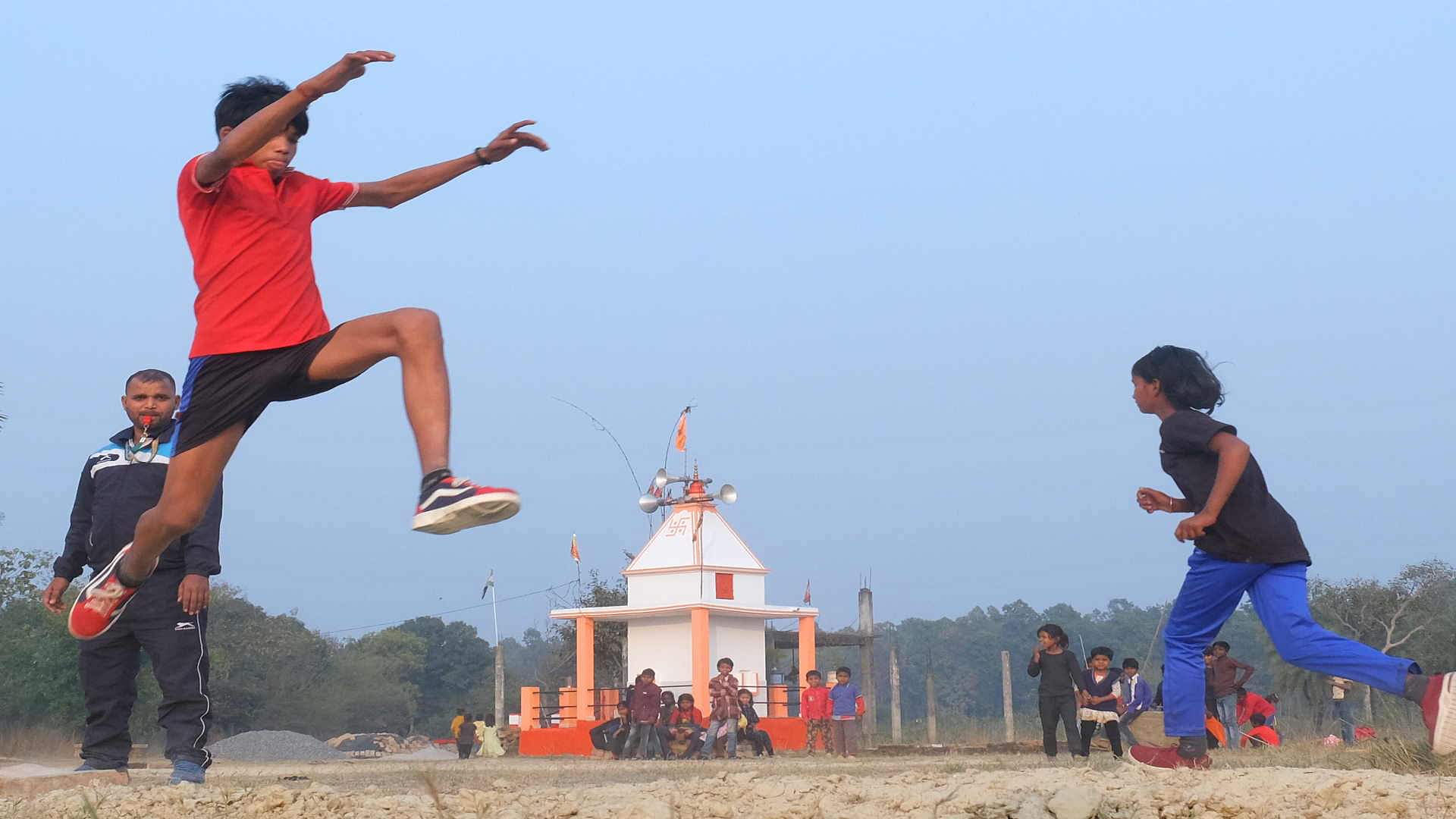 जुगाड़ से ट्रेनिंग: जंगल में तैयार हो रहे ओलंपिक के होनहार, पीटी उषा बनने के लिए बहा रहे पसीना Training through Jugaad Olympic hopefuls getting ready in jungle