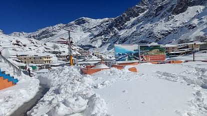 PHOTOS: चांदी की तरह चमक रहीं बदरीनाथ धाम की चोटियां, मौसम हुआ सुहाना; चार तस्वीरों में देखें खूबसूरत नजारा Uttarakhand Snowfall: view of Badrinath Dham after snowfall