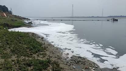 Prayagraj : छतनाग घाट पर स्नान तो छोड़िए, आचमन लायक भी नहीं गंगाजल Forget bathing at Chhatnag Ghat, Ganga water is not even worth drinking.