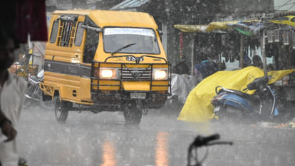 Weather News: छिंदवाड़ा में बादलों ने डाला डेरा, गरज चमक के साथ पड़ी रिमझिम फुहारें; मौसम हुआ सुहाना Weather News: छिंदवाड़ा में बादलों ने डाला डेरा, गरज चमक के साथ पड़ी रिमझिम फुहारें; मौसम हुआ सुहाना