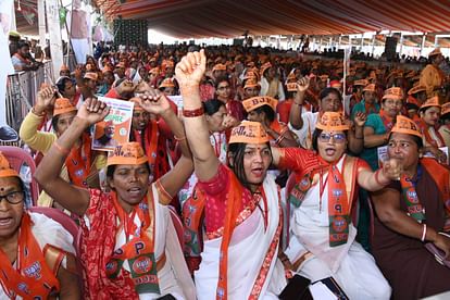 सपा के गढ़ में पीएम की दहाड़: मोदी दूसरी मिट्टी का इंसान है, इन विकास कार्यों को चुनावी चश्मे से न देखें PM Modi in Azamgarh targeted opposition said Modi person from different soil