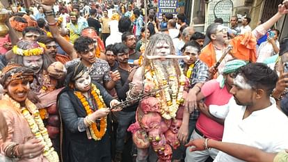 Masan Holi 2023: भूत-प्रेत संग झूमे और धधकती चिताओं के बीच खेली भस्म से होली, हरिश्चंद्र घाट पर उमड़ा हुजूम Holi 2024 celebration devotees play pyre ashes at Harishchandra Ghat Varanasi