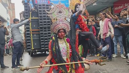 Masan Holi 2023: भूत-प्रेत संग झूमे और धधकती चिताओं के बीच खेली भस्म से होली, हरिश्चंद्र घाट पर उमड़ा हुजूम Holi 2024 celebration devotees play pyre ashes at Harishchandra Ghat Varanasi
