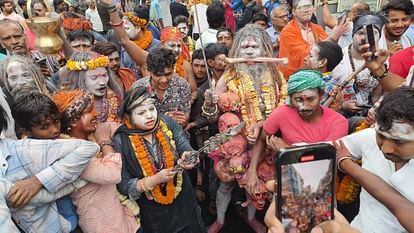 Masan Holi 2023: भूत-प्रेत संग झूमे और धधकती चिताओं के बीच खेली भस्म से होली, हरिश्चंद्र घाट पर उमड़ा हुजूम Holi 2024 celebration devotees play pyre ashes at Harishchandra Ghat Varanasi