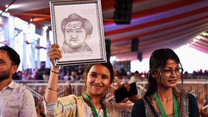 बाबा बागेश्वर: भारत हिंदू राष्ट्र बने यही मेरा उद्देश्य, सनातन को डेंगू-मलेरिया कहने वालों की ठठरी बंधनी चाहिए Dhirendra Krishna Shastri in Moradabad, India should become a Hindu nation, this is my aim