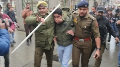 Arvind Kejriwal Arrest: जम्मू और श्रीनगर में आम आदमी पार्टी का प्रदर्शन, पुलिस ने हिरासत में लिए नेता Arvind Kejriwal Arrest: Aam Aadmi Party protest in Jammu and Srinagar police detained leaders