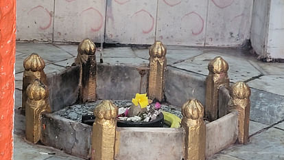 Gorakhpur News: शहीदों और भगवान शिव की पिंडी के चिह्न भी समेटे है विरासत गलियारा- जानिए क्या है कहानी There is also a Shiv Pindi and a martyr's mausoleum in the market operated in Aryanagar, Gorakhpur.