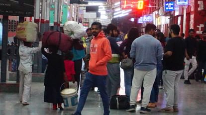 Holi 2024: दून से इन शहरों के लिए जाने वाली ट्रेनों में भारी मारामारी, जनरल कोच की बुरी हालत, देखें तस्वीरें Holi 2024 Train Update Seats not available in trains on Holi crowd of passengers gathered in buses Uttarakhand