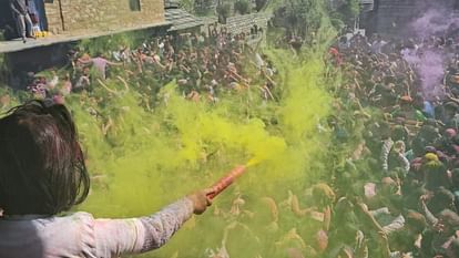 Holi: गली-गली पहुंची होल्यारों की टोली...विदेशी पर्यटकों ने खेली खूब होली, उत्तराखंड में रंगोत्सव की तस्वीरें Holi 2024 Celebration in Uttarakhand Dhol-Damau CM Dhami politicians Holi Watch Photos
