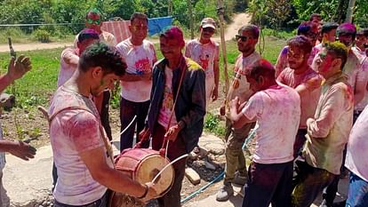 Holi: गली-गली पहुंची होल्यारों की टोली...विदेशी पर्यटकों ने खेली खूब होली, उत्तराखंड में रंगोत्सव की तस्वीरें Holi 2024 Celebration in Uttarakhand Dhol-Damau CM Dhami politicians Holi Watch Photos