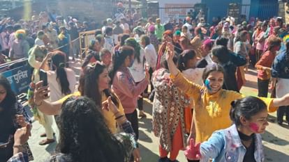 Holi: गली-गली पहुंची होल्यारों की टोली...विदेशी पर्यटकों ने खेली खूब होली, उत्तराखंड में रंगोत्सव की तस्वीरें Holi 2024 Celebration in Uttarakhand Dhol-Damau CM Dhami politicians Holi Watch Photos
