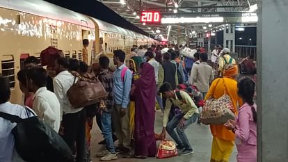 Rang Panchami: करीला धाम में आयोजित होने वाले मेले में पहुंचे रहे लोग, ट्रेनों व बसों में दिखी भारी भीड़ Rang Panchami: करीला धाम में आयोजित होने वाले मेले में पहुंचे रहे लोग, ट्रेनों व बसों में दिखी भारी भीड़