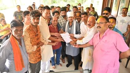 Sagar News: शराब की दुकान शिफ्ट करने को लेकर रहवासियों ने सौंपा ज्ञापन, अब तक यहां तीन लोगों की हत्या हो चुकी Sagar News: शराब की दुकान शिफ्ट करने को लेकर रहवासियों ने सौंपा ज्ञापन, अब तक यहां तीन लोगों की हत्या हो चुकी