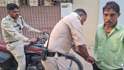 Damoh News: मंत्री के बंगले के सामने युवक ने की आत्मदाह की कोशिश, नेता के भतीजे पर लगाया ये आरोप Damoh News: मंत्री के बंगले के सामने युवक ने की आत्मदाह की कोशिश, नेता के भतीजे पर लगाया ये आरोप