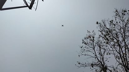 तस्वीरें: मुख्तार के जनाजे में उमड़ा जनसैलाब, बेटे ने अलविदा कहने से पहले मूछों पर आखिरी बार दिया ताव Mukhtar Ansari Funeral Updates: Crowd Gathered for Funeral procession of Mukhtar Ansari in Ghazipur