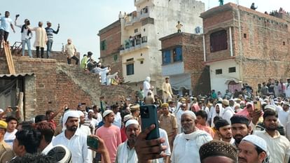 तस्वीरें: मुख्तार के जनाजे में उमड़ा जनसैलाब, बेटे ने अलविदा कहने से पहले मूछों पर आखिरी बार दिया ताव Mukhtar Ansari Funeral Updates: Crowd Gathered for Funeral procession of Mukhtar Ansari in Ghazipur