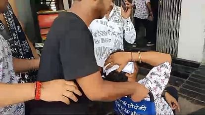 Ujjain: प्रसाद और पार्किंग वाले कर रहे हैं शर्मसार, मुंबई के परिवार से विवाद, सिर फोड़ा किसी के तोड़े पैर Ujjain: प्रसाद और पार्किंग वाले कर रहे हैं शर्मसार, मुंबई के परिवार से विवाद, सिर फोड़ा किसी के तोड़े पैर