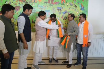 MP News: छिंदवाड़ा में कांग्रेस को फिर झटका, कमलनाथ के करीबी महापौर विक्रम अहाके भी भाजपा में शामिल MP News: छिंदवाड़ा में कांग्रेस को फिर झटका, कमलनाथ के करीबी महापौर विक्रम अहाके भी भाजपा में शामिल