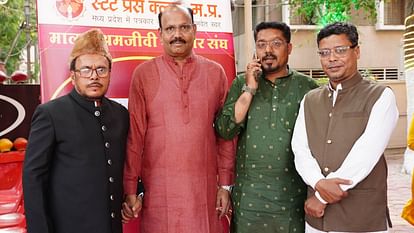 Ramzan Special: झीलों के शहर में मुहब्बत का दस्तरख्वान, इफ्तार में शामिल हुए सियासत-दान; मंशा, लोग मिलकर रहें Ramzan Special: झीलों के शहर में मुहब्बत का दस्तरख्वान, इफ्तार में शामिल हुए सियासत-दान; मंशा, लोग मिलकर रहें
